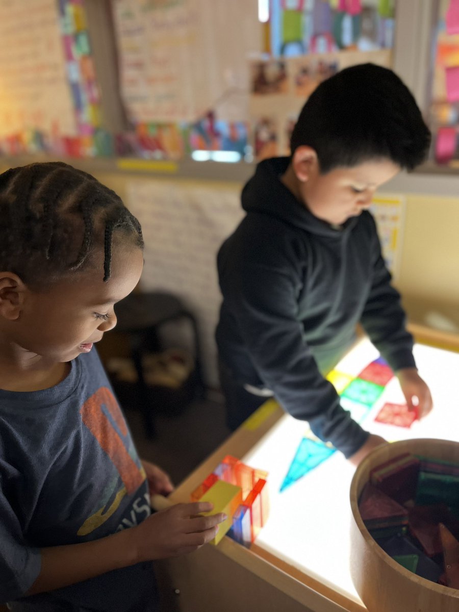 RCPS_EarlyLearn's tweet image. Light, shadow and reflection 
#light #lighttable #prek #dph #pat #blocks #science