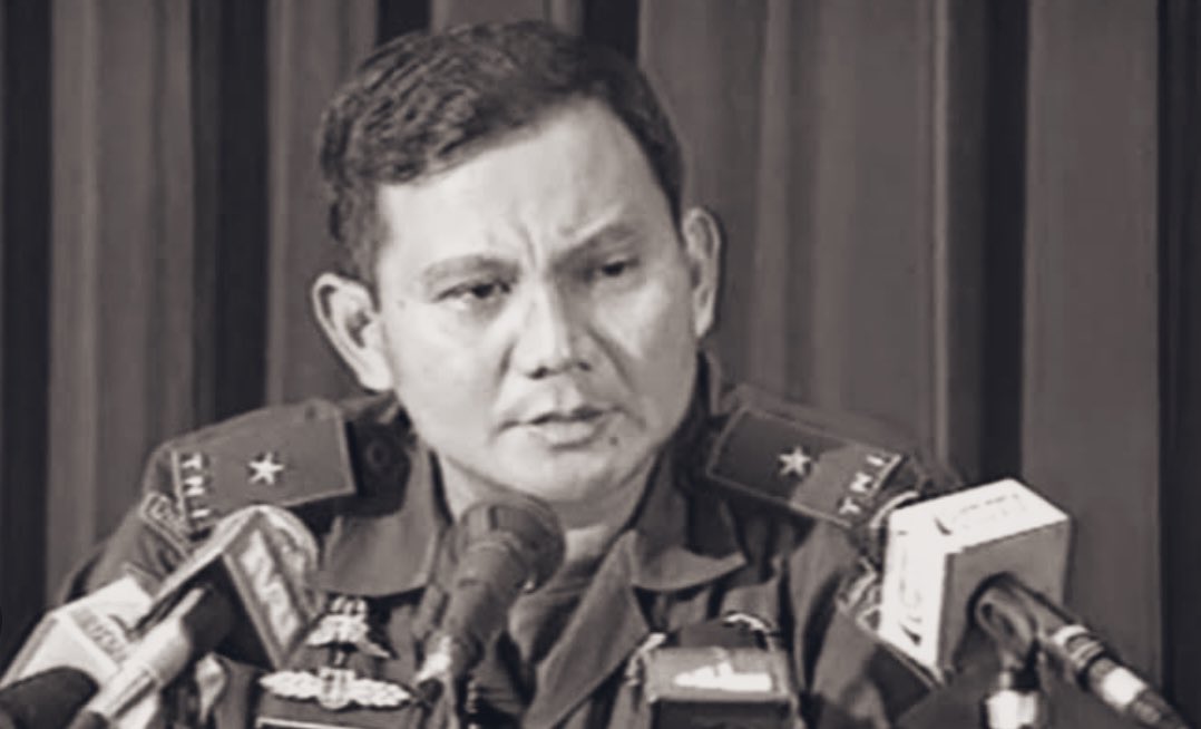 PRABOWO SUBIANTO sang menantu kesayangan SOEHARTO Gw utasin deh, biar jadi pengingat dan yg belum tau biar paham. 1. 1998 pangkatnya adalah Letnan Jenderal dgn jabatan sbg Pangkostrad. Posisi yg sangat strategis ini bisa melakukan apa saja pd waktu itu.