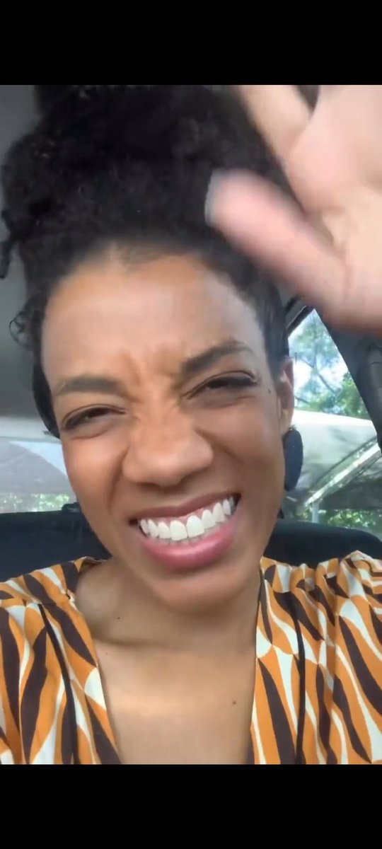 PauloVieiraReal's tweet photo. parte da torcida fanática daquela moça lá está covardemente atacando a minha roteirista @nathalia_cm da maneira mais baixa possível 

misoginia, racismo… 

vale tudo pra defender um participante de realityshoe? 

perderam a mão 

são uns lixos https://t.co/I3xtvEtWR0