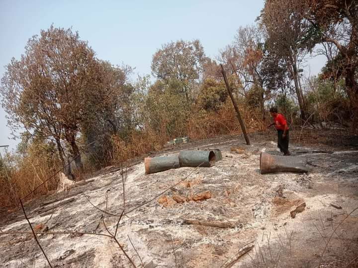 Honeyhoney78942's tweet photo. Junta soldiers stationed at Kyindway town in Chin State's Kanpetlet township, burnt down 9 houses, 2 school rooms and 2 school teachers' houses in HtanKone ward on April 7 morning. #HelpMyanmarIDPs #2023Apr10Coup #WhatsHappeningInMyanmar https://t.co/kEykyYCx1F