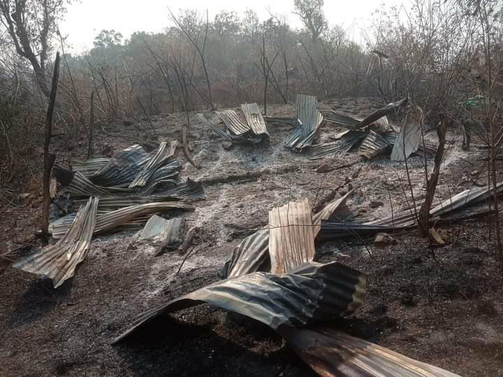 Honeyhoney78942's tweet photo. Junta soldiers stationed at Kyindway town in Chin State's Kanpetlet township, burnt down 9 houses, 2 school rooms and 2 school teachers' houses in HtanKone ward on April 7 morning. #HelpMyanmarIDPs #2023Apr10Coup #WhatsHappeningInMyanmar https://t.co/kEykyYCx1F