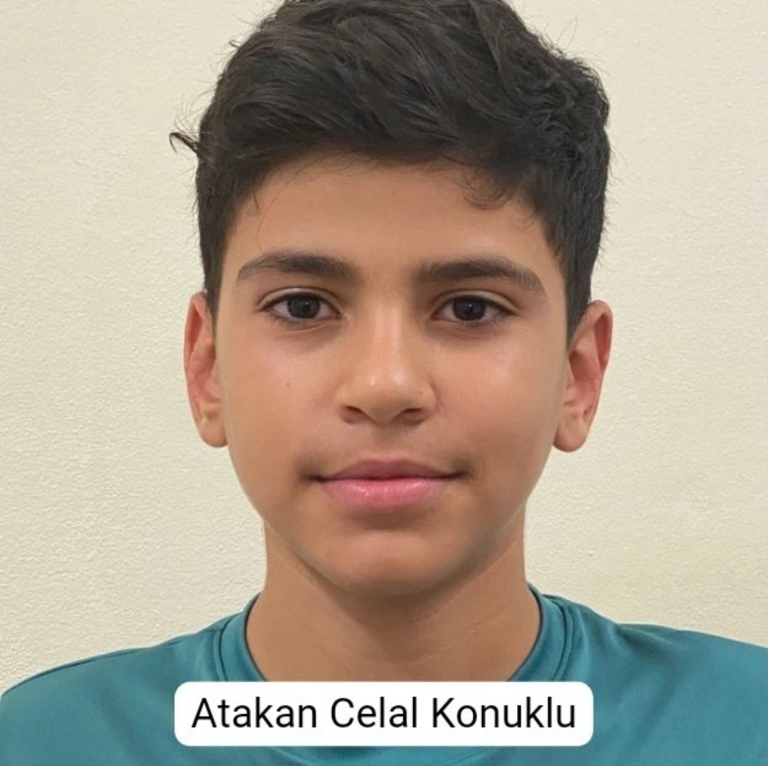 mimarintersi's tweet photo. Onların ne güzel çocuklar olduğunu ezberletene kadar hikayelerini tekrar etmeye devam edeceğim.

Dünya tatlısı, derin bakışlı ve şefkatli bu güzel çocuğun ismi Atakan Konuklu ve ben size onun hikayesini anlatacağım çünkü hikayesi anlatılan bir insan yaşamaya devam eder. ⁠
⁠
Atakan, 9 Temmuz 2010’da dünyaya geldi. Sevgi dolu bir çocuktu ve annesi Şenay Hanım ona “koca bebeğim” diye sesleniyordu.⁠
Doğada olmayı, hayvanları ve bebekleri çok seviyordu Atakan. Henüz 2 yaşındayken bile çam keseböceklerine zarar vermekten çekinirdi. Martı deriz biz Kıbrıs’ta bu böceklere. Martıcıkların hayatı için üzülen, onları korumaya çalışan, ezmekten kaçınan bir çocuk…⁠
⁠
Hayvanlarla kurduğu bağ çok güçlüydü. Şimşek isminde bir köpeği ve dedesinin ona verdiği bir sürü tavşanı vardı. ⁠
⁠
Anneannesinin yaptığı yalancı dolma en sevdiği yemekti.⁠
⁠
Piyano çalmayı da çok seviyordu. Hem müziğe hem de spora karşı oldukça ilgiliydi ve Gazimağusa Türk Maarif Koleji voleybol takımındaydı. ⁠
⁠
Meğer ne çok ortak yönümüz varmış Atakan’la. Elimi omzuna atıp biraz piyanodan, biraz ortak olan okulumuzdan, biraz voleyboldan, biraz yüzmeden konuşabilseydim keşke. Bir yandan da ikimizin de en sevdiği yemek olan “anneanne yalancı dolması” yeseydik…⁠
⁠
Atakan’ın voleybol takımı Kıbrıs’ta şampiyon oldu! Turnuva için Adıyaman’a gittiler. İsias Otel’de kalıyorlardı.⁠
6 Şubat 2023’te 12 yaşındaki Atakan’ın ve aynı zamanda ekibin eğitmenlerinden olan, çocuklara hep yol gösteren, esprili ve şefkatli babası Pamir Konuklu’nun hayatı bir depremle ellerinden alındı. Ellerinden alındı, evet. Buna kader deyip geçmeyeceğiz. Tuzla buz olan bu “yapı”nın bu çürümüş haliyle kullanıma açılmasının bütün sorumluları teker teker bulunacak. Hikayeler anlatılmaya, Atakan ve babası yaşamaya devam edecek.⁠
⁠
Pamir bey ve oğlu Atakan beraberler ama maalesef yanımızda değiller. Şenay Hanım ise kızı Adel’den güç alarak adalet istiyor.⁠
Biz Atakan ile karşılıklı oturup sevdiğimiz şeylerden konuşacak bir fırsat bulamadık ama o ve babası, bana ve koskoca bir halka nasıl hak aranır, nasıl birlik olunur öğretti.⁠
⁠
Hepimiz Şenay Hanım’ın, kızının ve tüm ailelerinin yanındayız. Olmaya da devam edeceğiz.⁠🌿⁠
⁠#isiasortakyaramız
#isiashepimizindavası⁠
#AtakanCelalKonuklu⁠
#PamirKonuklu⁠
#KıbrısUnutmaz
https://t.co/Sem7N7XbBc
