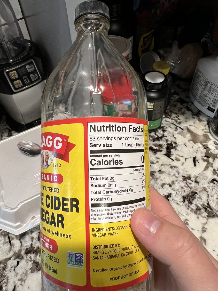 BradPharm's tweet image. Drink this while fasting:

Mix: 
1 tablespoon ACV 
Pinch of salt
8oz of water 

Boost metabolism ✅ 
Increase nutrient absorption ✅ 
Increase energy ✅