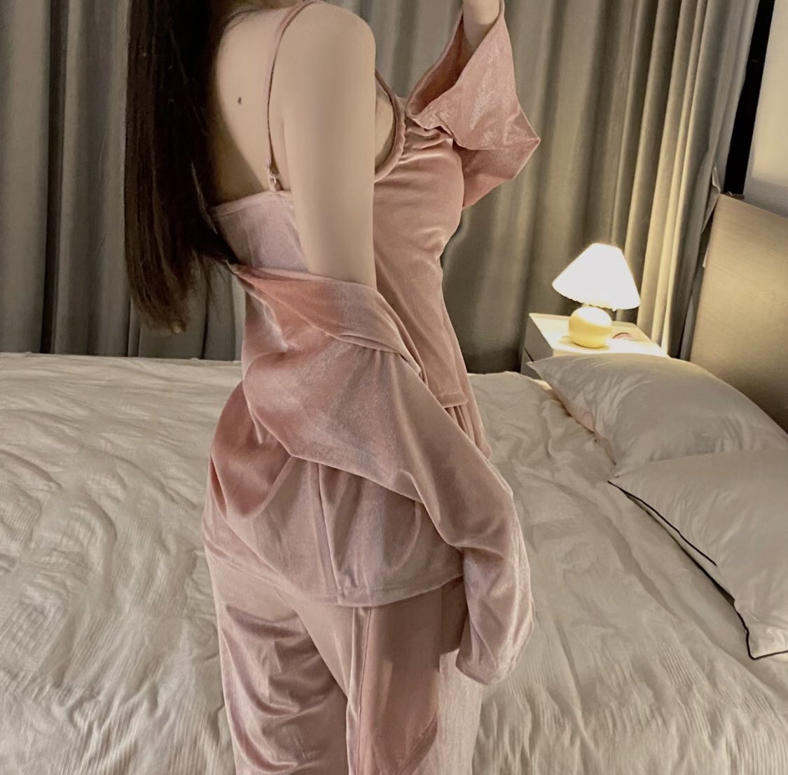 hotstuff322's tweet photo. 看到亮点了吗？我背上有颗什么🙈🙈 https://t.co/vDchcqqhmp