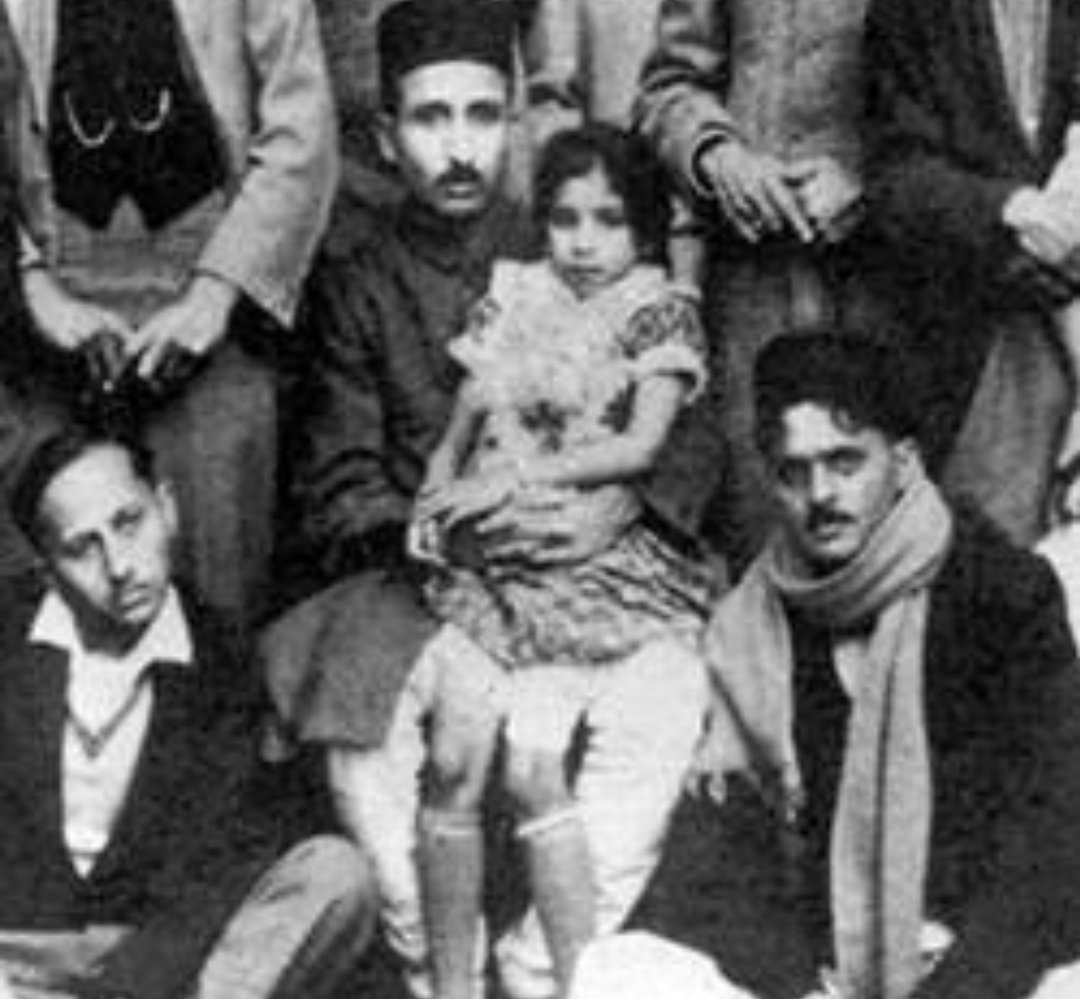 HGouldian's tweet photo. ۱۱ سپتامبر ۱۹۲۶
دختری که اینجا عکس میبینین ،تو یه خانواده‌ی هندی بدنیا اومد و «شانتی» نامگذاری شد.
در سن ۴ سالگی که یواش یواش به حرف اومد چیزهای عجیبی میگفت.
مثلا می‌گفت اینجا خونه‌ی من نیست!
و به پدر و مادرش هم می‌گفت شما والدین من نیستین! اون وقتی مدرسه می‌رفت به همه می‌گفت https://t.co/As6xLQjC98