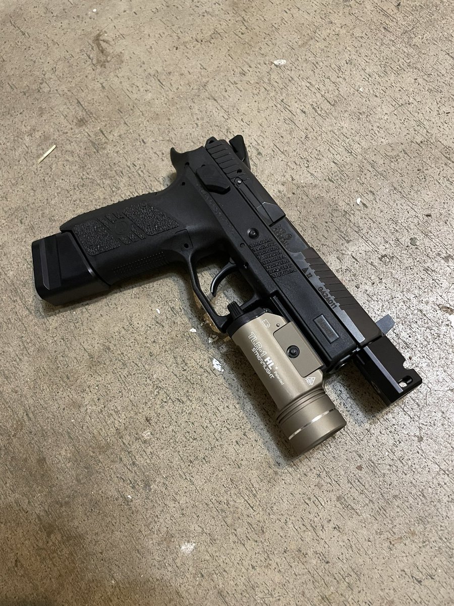 shooter_quincy's tweet photo. Some CZ goodness to brighten up your timeline 💁🏼♂️ #CZ #Czech #P07 #streamlight https://t.co/PckVBkxyFW