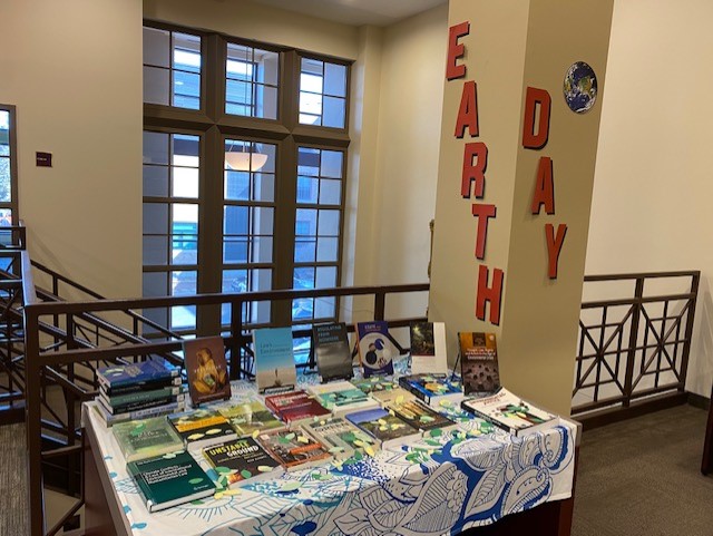 BurgerLibrary's tweet image. Stop by and check out the books on this month&apos;s Earth Day display! 🍃