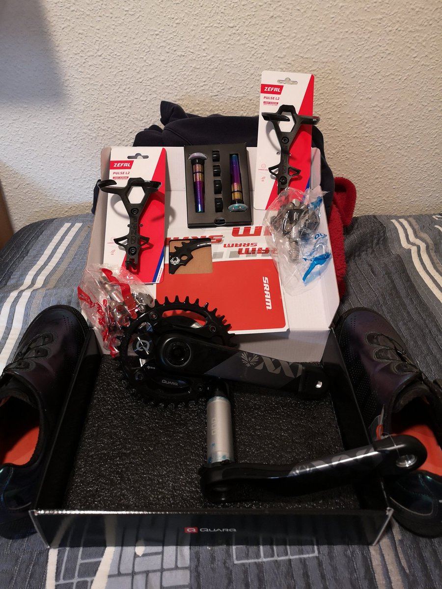 Triste tener todo este material y que <a href="/megamobicycles/">Megamo</a> no te entregue la bici para poder montarlo...