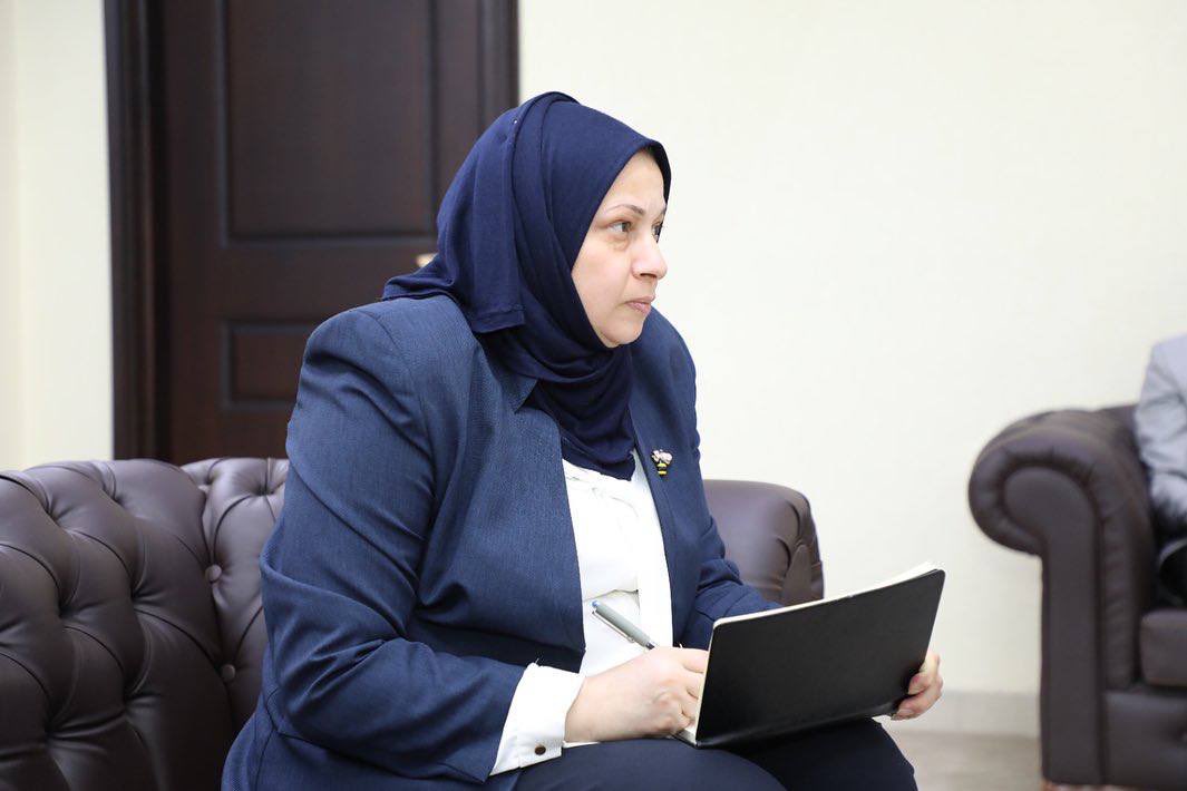 iraqDMC's tweet photo. رئيس هيئة الإعلام والاتصالات @iraqcmc الدكتور علي المؤيد @alialmuayid ، وبحضور وفد من مركز الإعلام الرقمي، يحتفي بالمبرمجة فاطمة حسن @FHYiraq ، ويؤكد ان ماحققته الشابة يعيد الثقة لدى الشباب العراقي بقدرتهم على الإبداع والريادة.

وثمن رئيس الهيئة، جهود مركز الإعلام الرقمي في تسليط الضوء على المبدعين الشباب في المجالات التقنية والأمن السيبراني.

#العالم_بعيون_رقمية
#مركز_الاعلام_الرقمي DMC