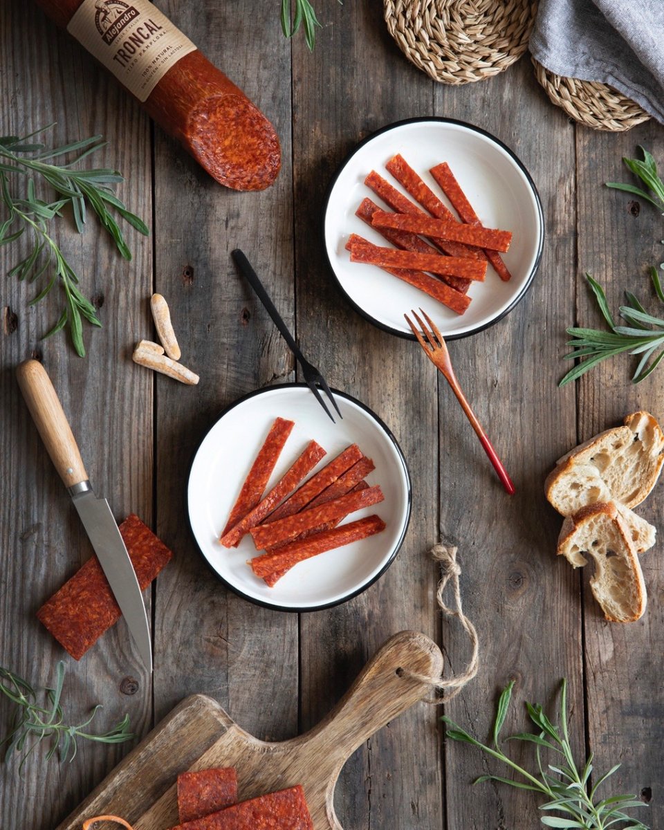 Elaborado con ingredientes de primera calidad, nuestro chorizo troncal es una delicia para todos los paladares. Además, gracias a su versatilidad, podrás disfrutar de este producto de muchas formas. Pruébalo en lonchas, en tacos, en tiras... A tu gusto. 
#saborysalud #alejandro
