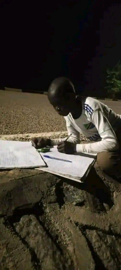 heisflashy's tweet photo. I wish any Good Samaritan out there can give a helping hand to this young man here because he could be our future doctor 👨‍⚕️ or even a pilot 👨‍✈️ 
#SSOT https://t.co/p69l1NKIRq