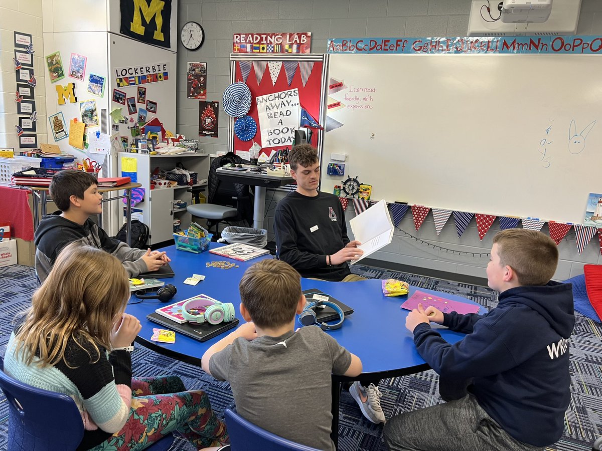 blockerbie_gl's tweet image. Thank you @LockerbieJack for reading aloud to my students!!❤️📚🎉 #GoGullLake @glbluedevils #classof2020 @ambell0727 @rwoodrow8