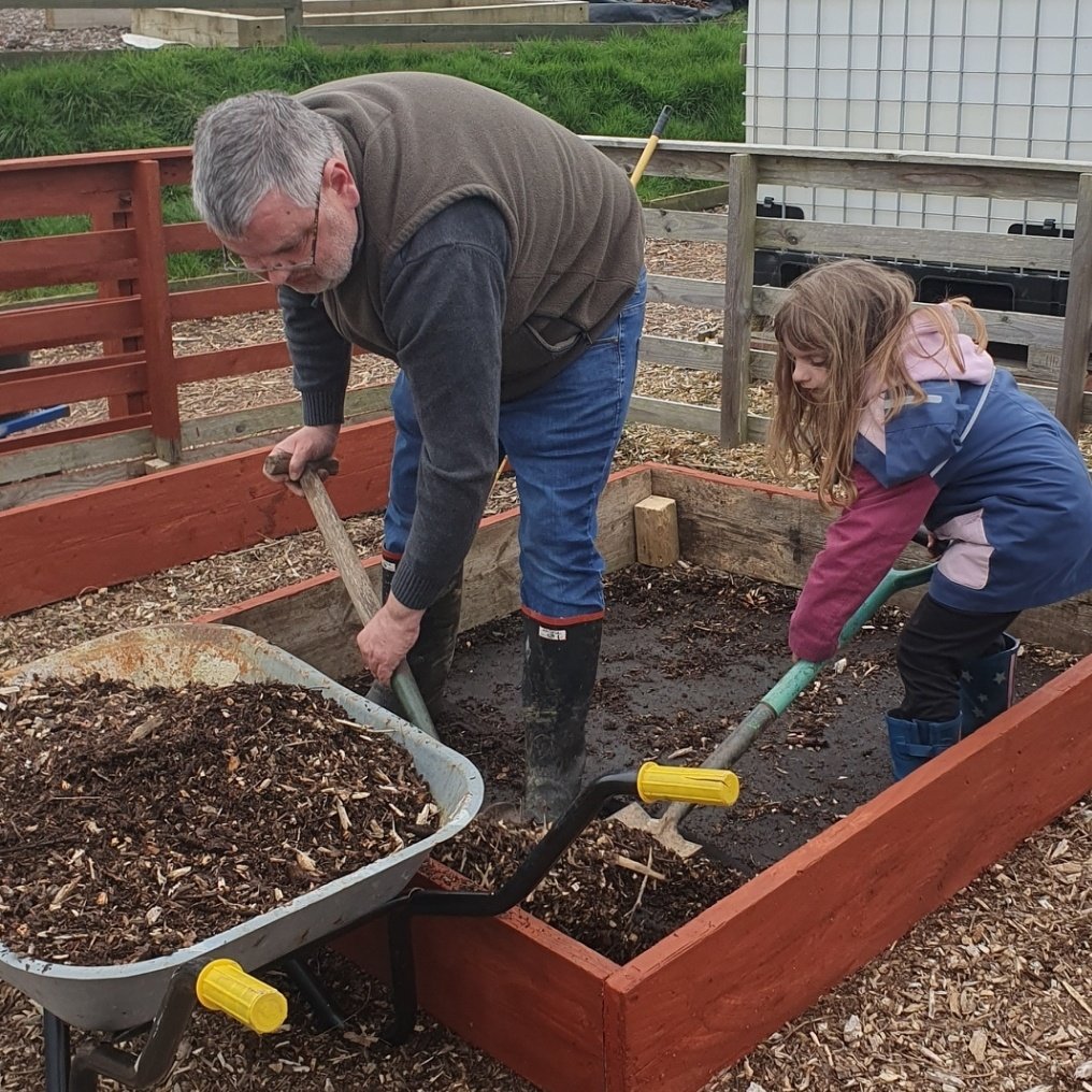 RobPentrefelin's tweet photo. Seven days ago, we were offered an allotment plot, prity barren and a little unloved.
After a busy few days there's new beds installed, manure carried in, potatoes, beans, peas  beetroot, spinach, garlic, red and white onions planted. #allotmentlife #allotment #growyourown #Gyo https://t.co/9wpjTujUs9
