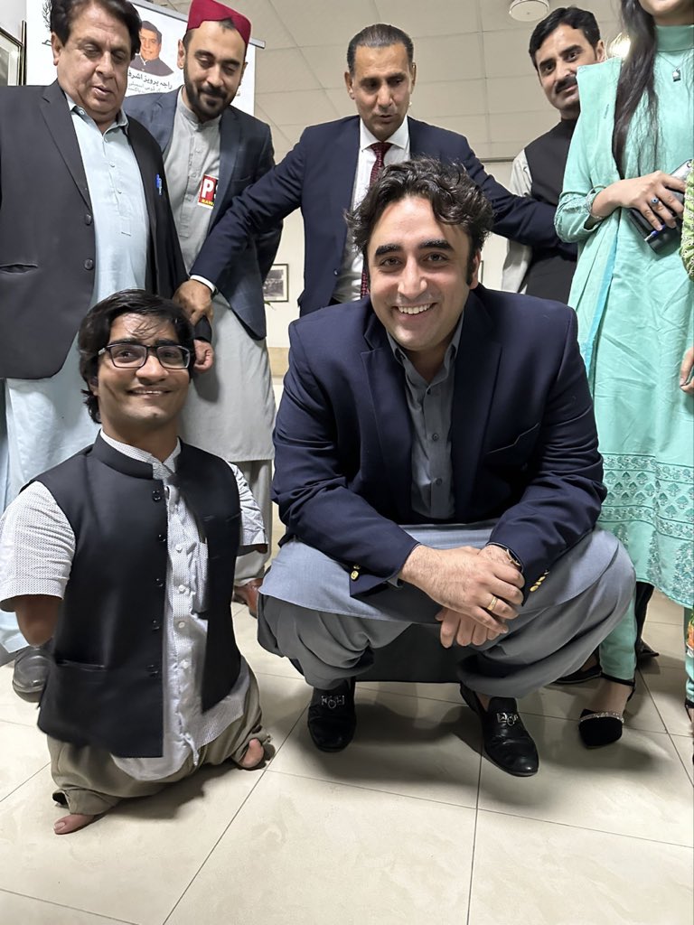AghaPatujo's tweet photo. اسے کہتے ہیں سیاسی پارٹی اور اپنے ورکروں سے محبت ❤
#50YearsOfConstitution 
@BBhuttoZardari @AseefaBZ @psfmansoor @LalaMuradKhan
#psfquest https://t.co/SYr5lzd23r