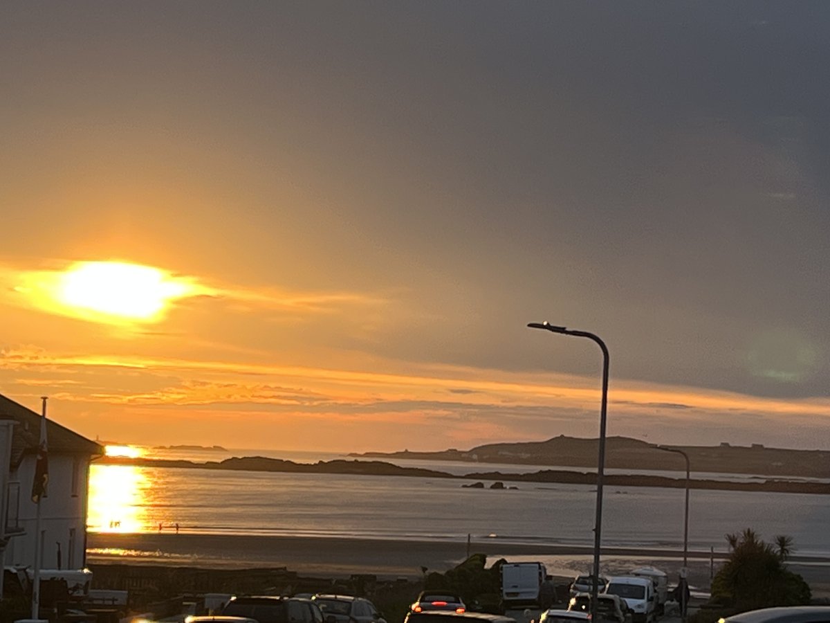 Hope everyone has had a lovely Easter break. Always good to get to the beach. Loved this sunset ow.ly/muJo50LnAQC #easterbreak #easterweekend #beachdays #wetsuits #changingmat #changingrobe #towelrobe #sunset #rhosneighr #anglesey