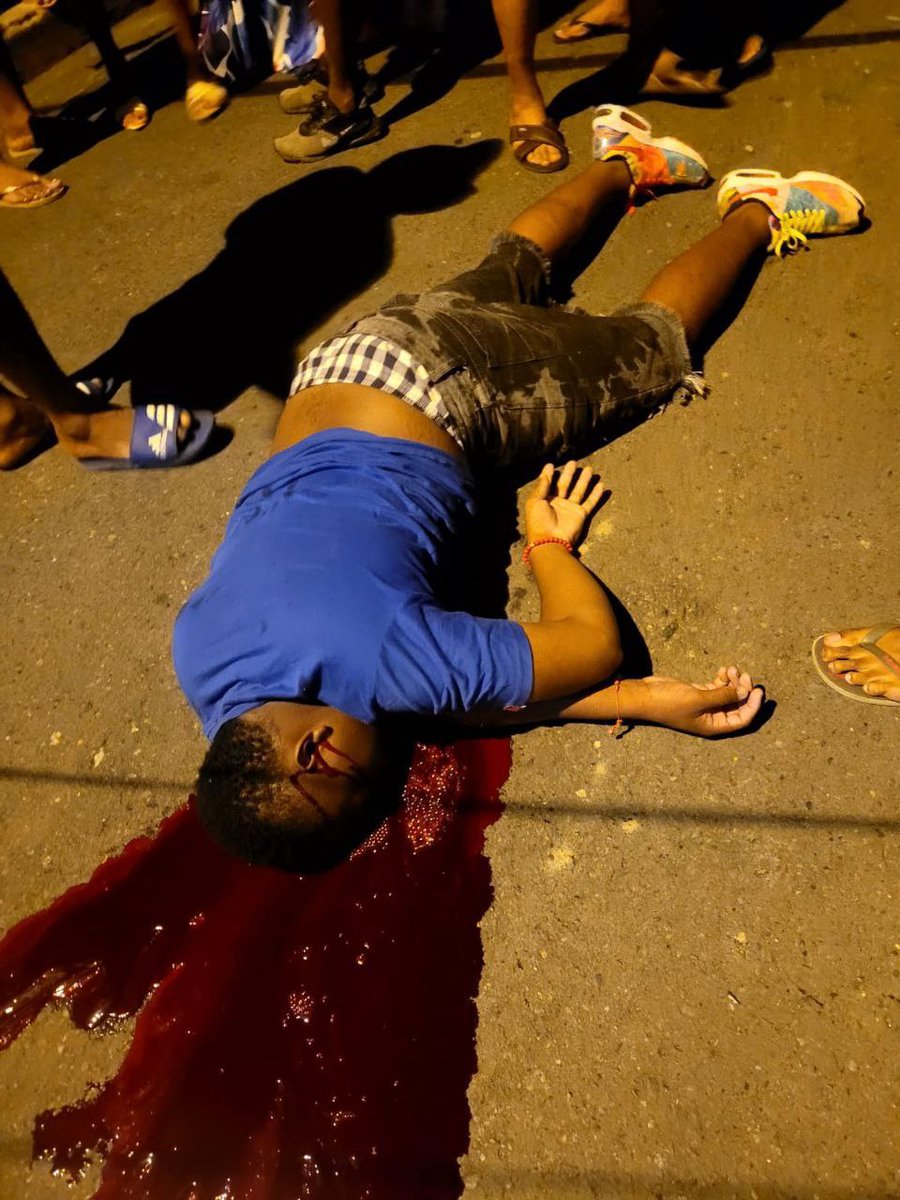 Urgente_Ecuador's tweet photo. MURIO #BALEAD0 EN #ESMERALDAS
https://t.co/Kqtzb1f7PI
Sicari0s le propinaron cerca de 7 tir0s a Carlos Adrián Valencia más conocido como #Chapo. Ocurrió en la calle 6 de Diciembre, atrás del hospital del #IESS en #Esmeraldas. https://t.co/p6EzIdI7oQ