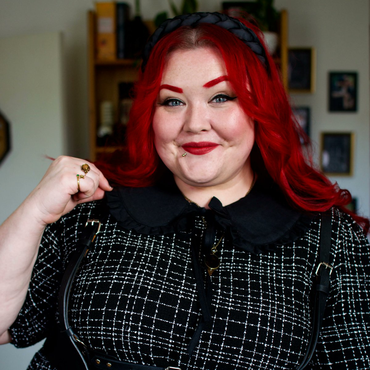 I snagged this New Look x Anne Marie dress for a steal on Depop a few months ago, but was a bit unsure on it -- it needed a collar and got set on making one! 

Turns out this was absolutely the right decision, although the collar-less option is growing on me - what do you think?