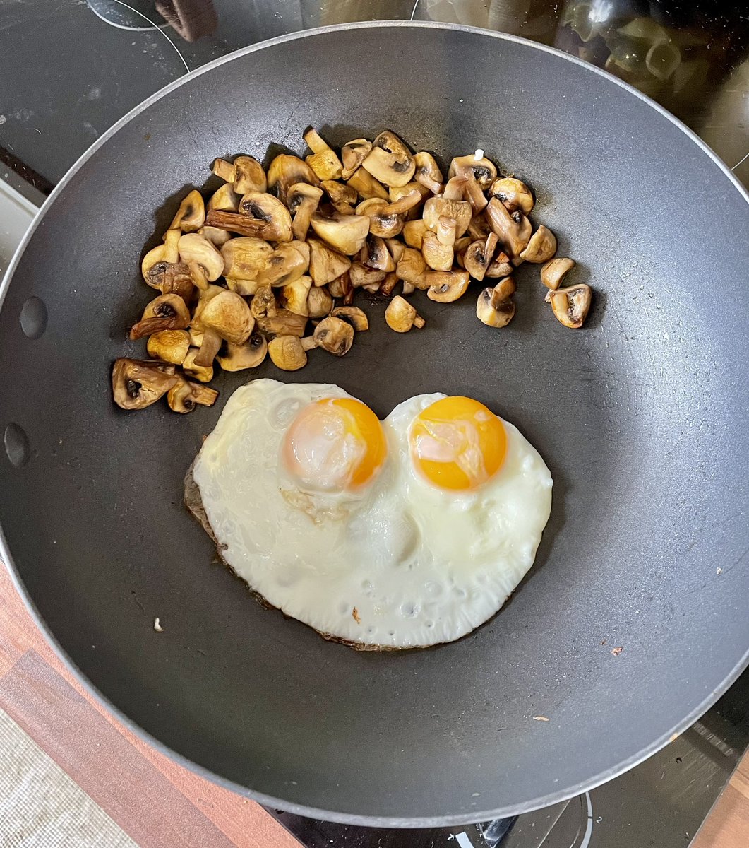 hellospacething's tweet image. When you’re alone in the house but still feel as though you’re being watched… 👀 
#EasterEggs