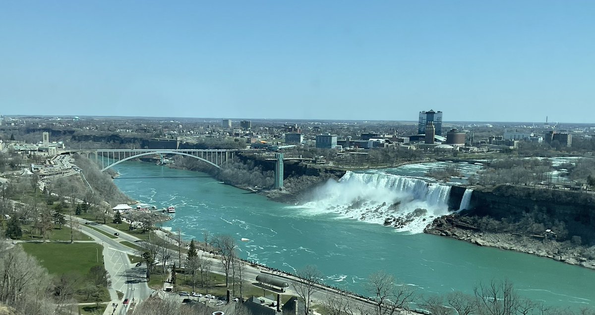 Pencereden anlık. Rainbow Bridge & American Falls #niagarafalls #uscanadaborder 🇺🇸🇨🇦 Kanada’da kış bitti diyebiliriz artık.