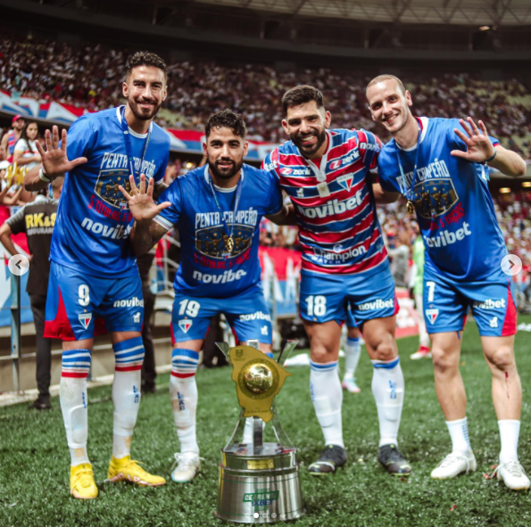 PlanetaDefensa's tweet photo. #ExDefensa : Los ex jugadores de DEFENSA Y JUSTICIA Juan Martín LUCERO, Emanuel BRÍTEZ y Tomás POCHETTINO; dirigidos por el ex DT del halcón Juan Pablo VOJVODA se consagraron campeones del Campeonato Cearense con @FortalezaEC . Semanas atrás también lograron la Copa del Nordeste. https://t.co/D8aWJ2WcRM