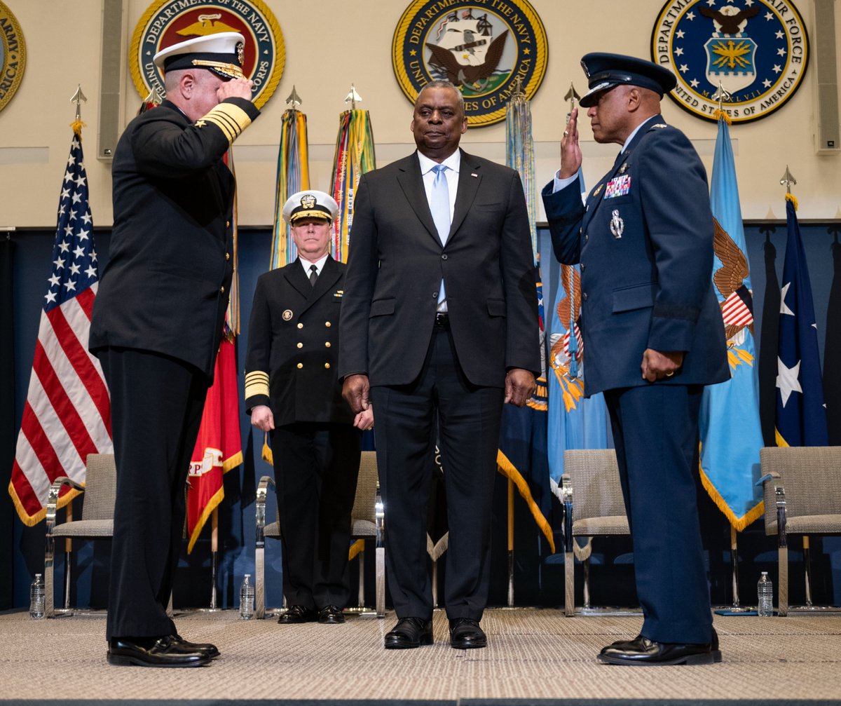 🚨🇺🇸 Just in: U.S. Strategic Command conducts change of command. 
U.S. Air Force Gen, Anthony J. Cotton relieved U.S. Navy Adm. Charles 'Chas' A. Richard as commander of U.S. Strategic Command (USSTRATCOM) during a ceremony at Offutt Air Force Base today.