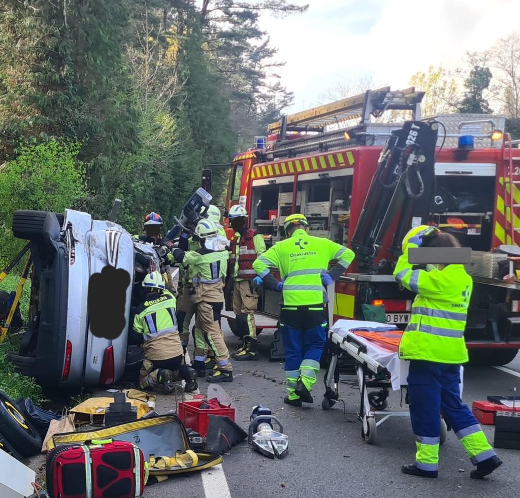 PCTolosa's tweet photo. #Ermua Pk69 #Gi634 #trafikoa.
[#BomberosBizkaia + #BomberosGipuzkoa] 

RT @BomberosIurreta
Accidente de tráfico con atrapados Ermua-n kotxe istripua, una persona extraída, pertsona bat zaurituta, en manos de @osakidetzaEJGV https://t.co/xfdjHZFeQ6