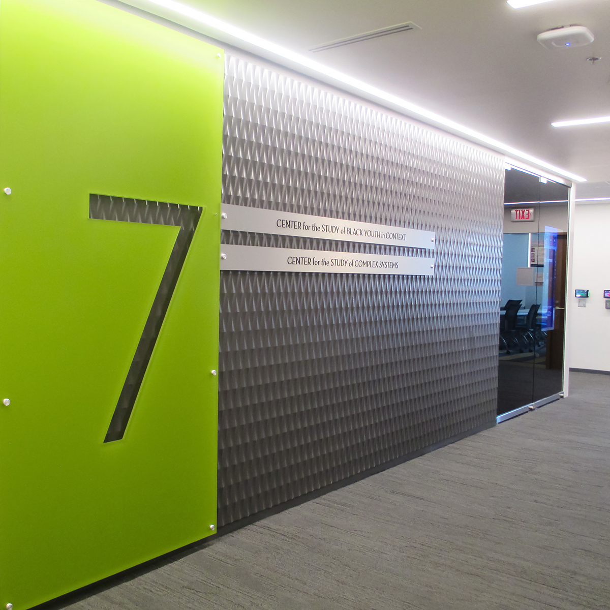 Available in a wide variety of stunning hues, Lumicor Resin can also be custom matched to nearly any color and is simple to fabricate, making it the ideal material for this bold wayfinding signage. Learn more about this project: lumicor.com/portfolio/univ…
📷 Jan McCarthy, SEGD