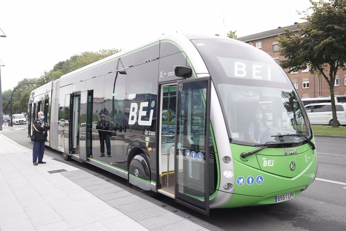 Este es el Bus Electrico Inteligente que está implantando Vitoria. Con acceso por todas las puertas para acabar con las colas y y plataformas reservadas con prioridad semafórica para reducir tiempos en los trayectos #transportepublico youtube.com/watch?v=L0HrIH…