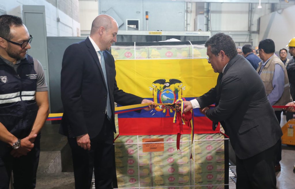 Produccion_Ecu's tweet photo. OFICIAL 🇪🇨🇨🇳 Inician las exportaciones de pitahaya ecuatoriana a China. Ministro @pradojj junto con los titulares de @AgriculturaEc, @AgrocalidadEC y @CancilleriaEc participaron del acto. 

• Ecuador, 1er exportador en América y 8vo en el mundo 

• 15 mil familias beneficiadas https://t.co/WrDjtJJsE0