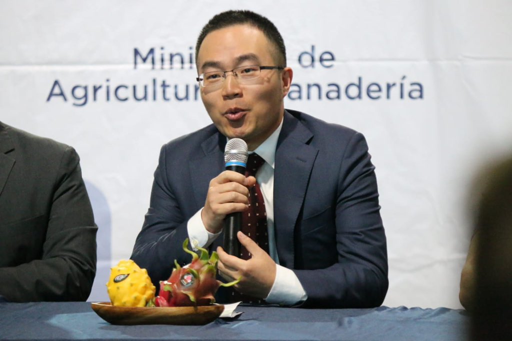 Produccion_Ecu's tweet photo. OFICIAL 🇪🇨🇨🇳 Inician las exportaciones de pitahaya ecuatoriana a China. Ministro @pradojj junto con los titulares de @AgriculturaEc, @AgrocalidadEC y @CancilleriaEc participaron del acto. 

• Ecuador, 1er exportador en América y 8vo en el mundo 

• 15 mil familias beneficiadas https://t.co/WrDjtJJsE0