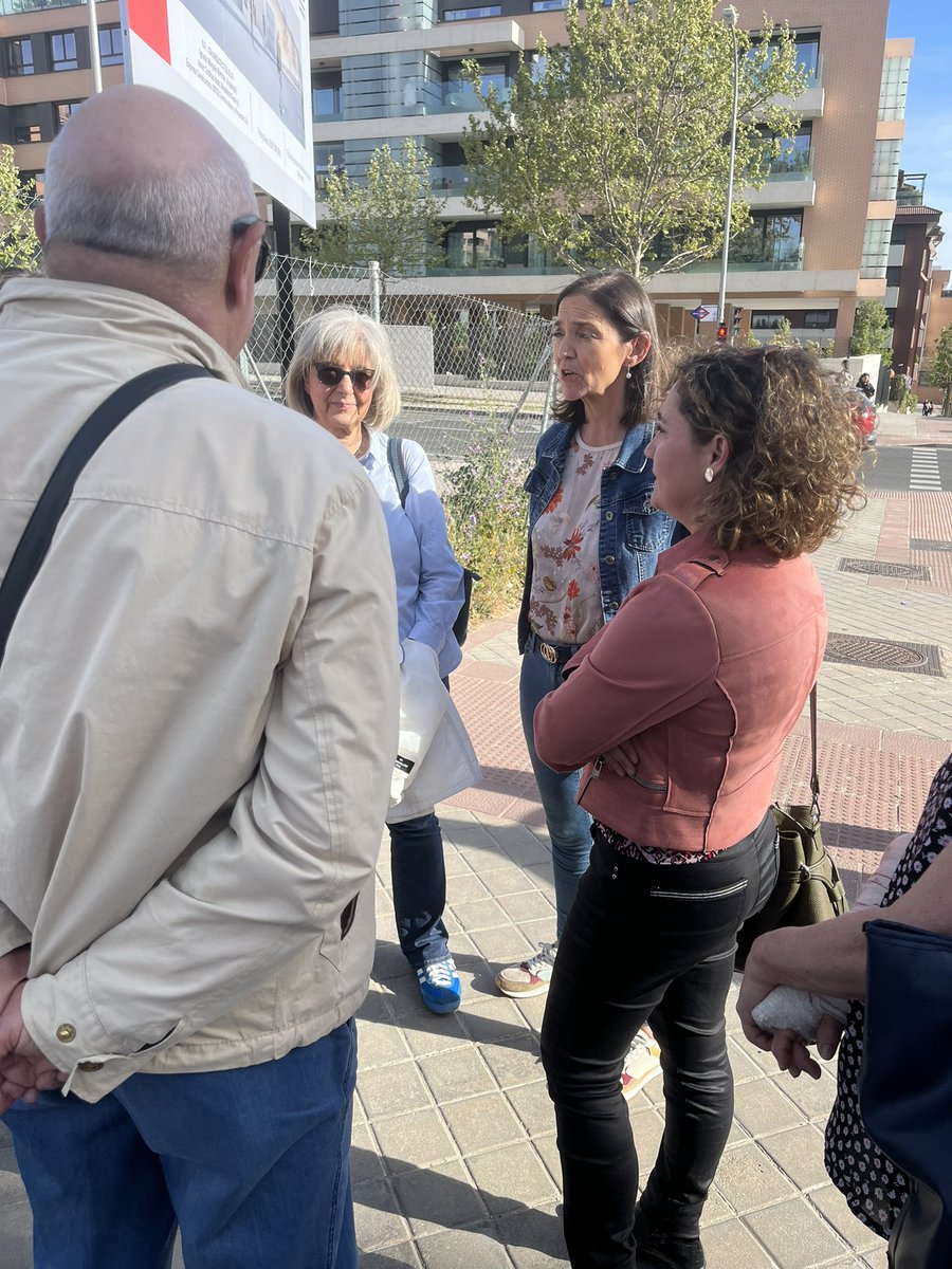 📌 Esta tarde hemos visitado junto a <a href="/MarotoReyes/">Reyes Maroto</a> el barrio de #Montecarmelo donde el PP quiere poner un cantón de limpieza al lado de un colegio público y donde aún no hay un centro de salud

🌹 #ReyesACibeles 🌹