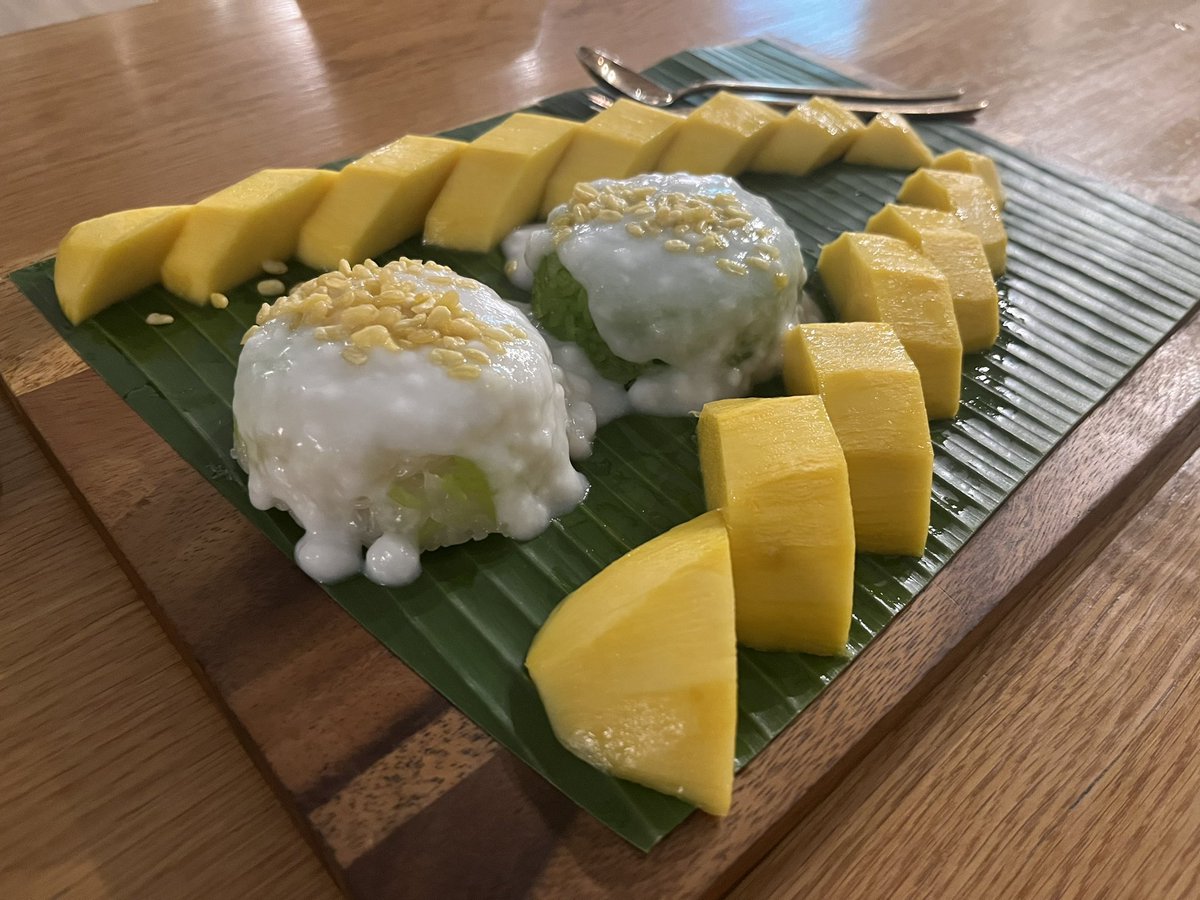 CurtisSChin's tweet photo. #MangoStickyRice — That’s it. That’s the Tweet. #lifeinThailand 🇹🇭
#aroimak
@Pepperthai2 @chrissyteigen @cravings https://t.co/bGaFP4fB3h