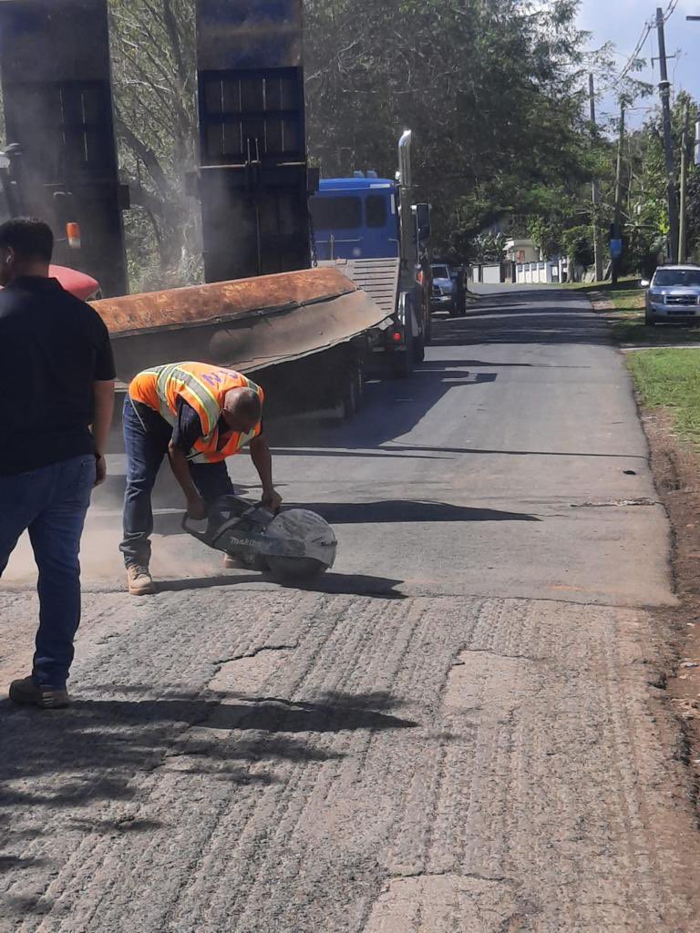 gabrielhr51's tweet photo. Comparte del convenio firmado con el @DTOP se continúan los trabajos de pavimentación de la carretera PR-482, gracias al programa de Cambiando Carriles tendremos mejores vías y seguras.
#ProyectoCallesSeguras
#TrabajandoPorTODOS https://t.co/NUVuDVPuCR
