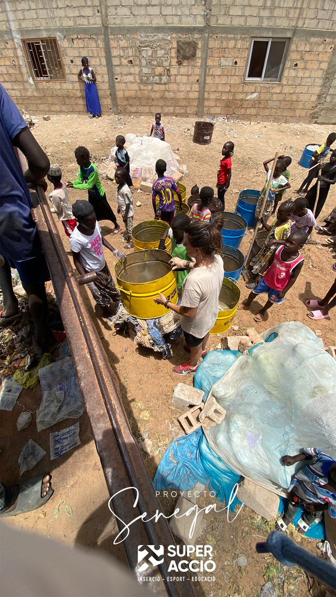 La salud de las personas que viven en #diogo #Senegal se ve gravemente afectada por la gestión de los residuos. Hemos contribuido con unos contenedores especiales para ello, además de la puesta en práctica y concienciación.