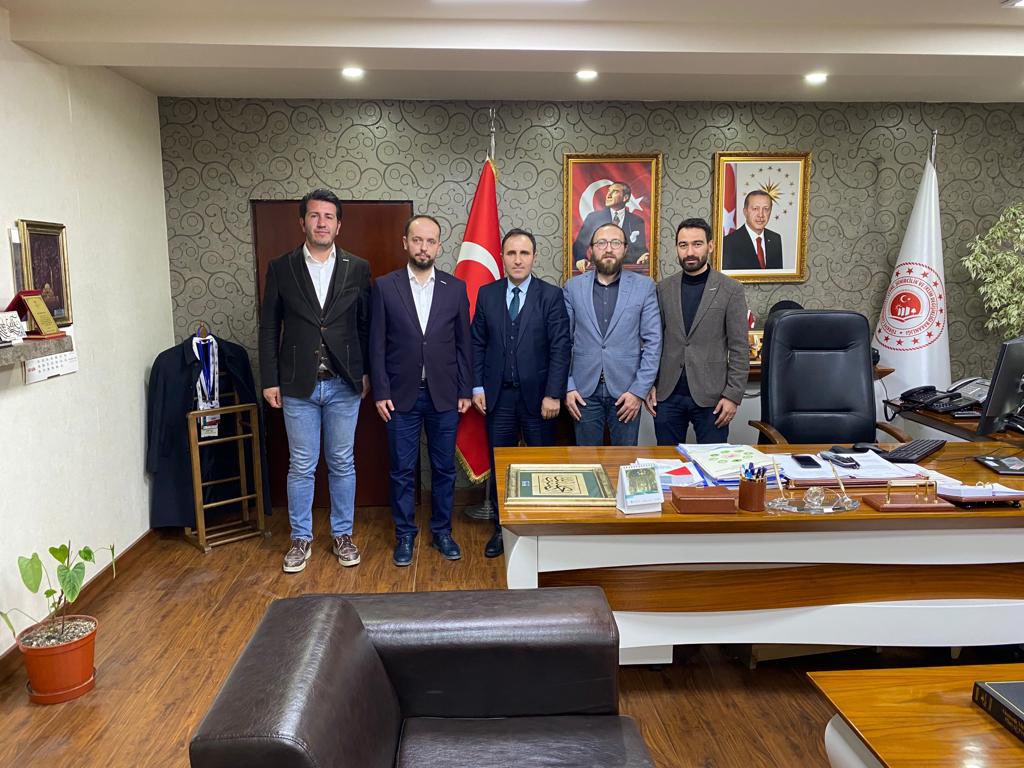 askoneskisehir's tweet photo. Çevre, Şehircilik ve İklim Değişikliği İl Müdürü  Hikmet Çelik’i ziyaret ederek 14 Nisan’daki açılışımıza ve iftar organizasyonumuza davet ettik. https://t.co/xcQTxejBNa