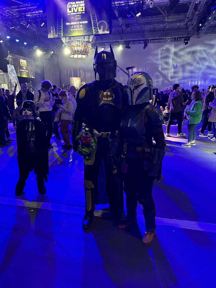 On the train home. Sorry to everyone I missed at #StarWarsCelebration, and also those who sent me messages on Twitter. My mentions got a little swamp this afternoon so I missed lots! But I hope you all had a good time!