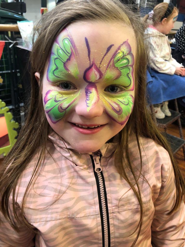 emailh's tweet image. Fancy Easter face painting @eastlancsrly #PeterRabbitELR @oznavad