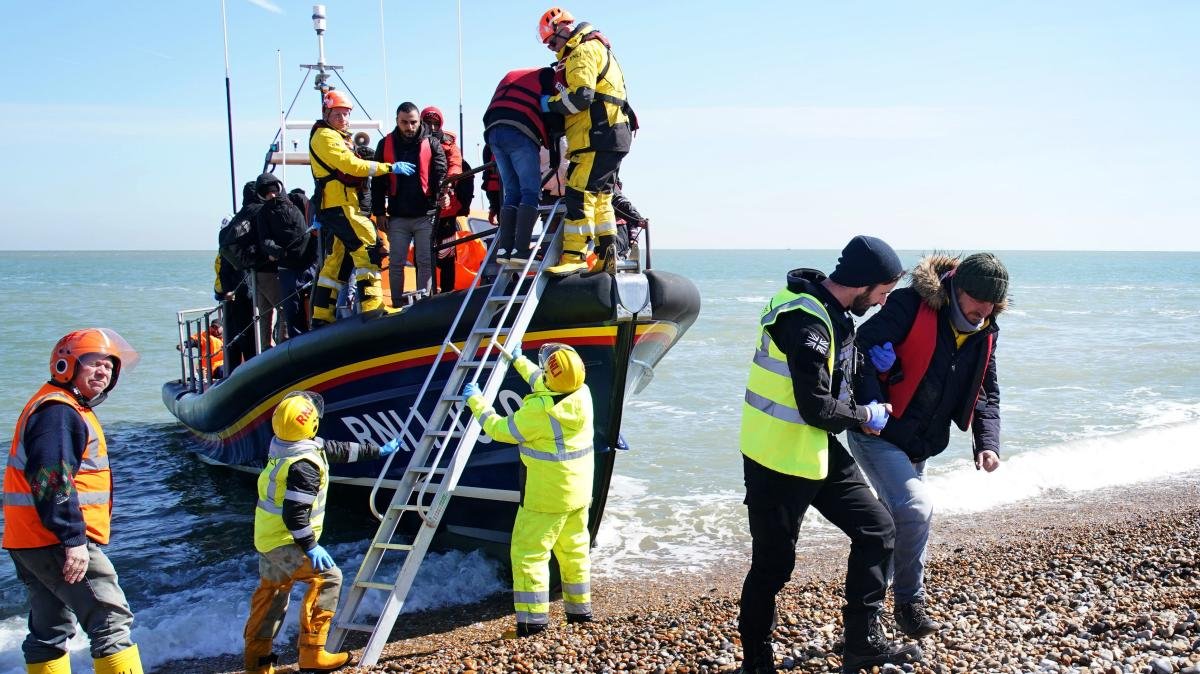 PolitlcsUK's tweet image. 🚨 | NEW: Over 1,000 migrants crossed the Channel in the last week alone - despite the Rwanda agreement currently having a capacity of 200 migrants a YEAR

[@matt_dathan]