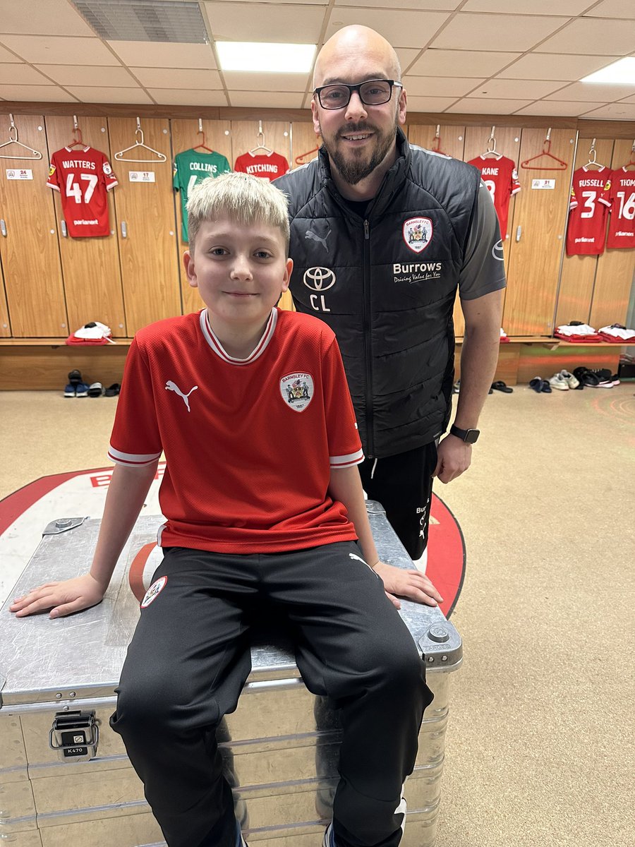 emmarob83's tweet photo. Fins had the best day ever! Can’t say thank you enough @kitmanchris and @BarnsleyFC 🌟❤️ see you at Forest Green - he’s free for some boot cleaning if you need a hand 😂 #juniortakeover #youreds https://t.co/6mSzHsmlBh