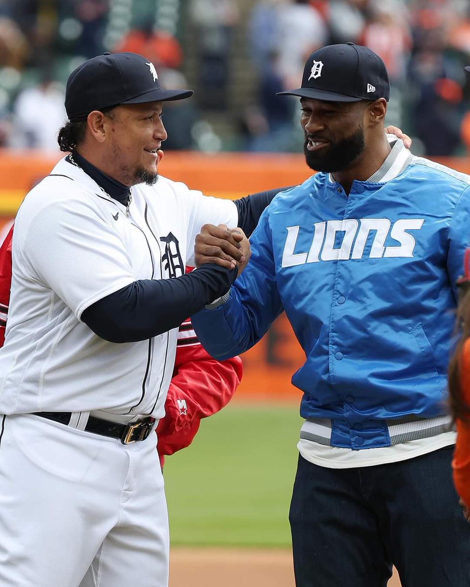 BucketUpPodcast's tweet photo. @desusnice  dappin up miggy https://t.co/m2Bq4HtRff