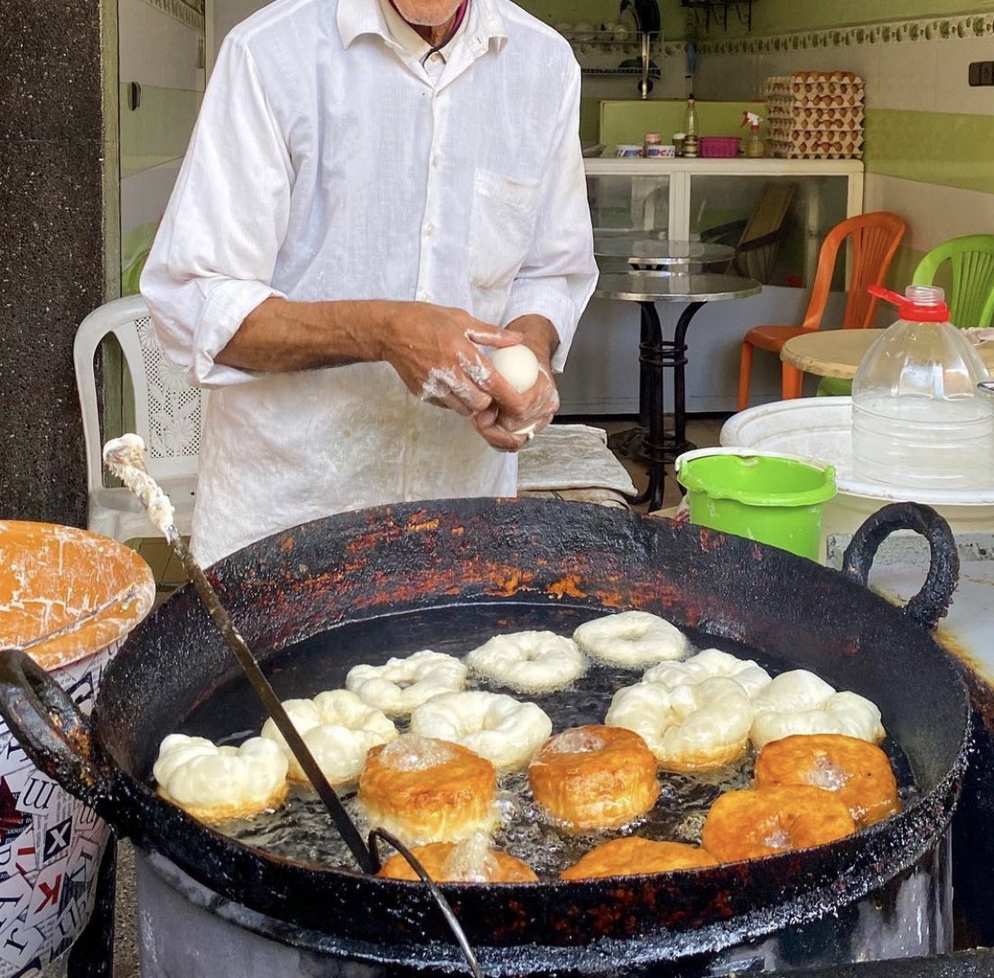 MoorishMovement's tweet photo. Le saviez-vous ? 🇲🇦

Le "Sfenj", ce fameux beignet marocain est consommé au Maroc depuis au moins 800 ans comme l’atteste la plus ancienne trace littéraire (XIIe siècle) mentionnant ce beignet. https://t.co/wfKS2Pe2gE