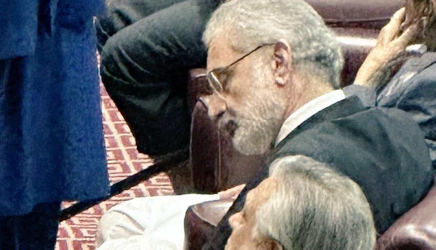 آئین کے نام پر غیر آئینی لوگوں کا ٹولہ آئین کی آڑ میں آئین کا اجتماعی بلاتکار کرتا رہا آئین کی شرط 90 دن میں الیکشن کو پاوں تلے روند دیا گیا جبکہ آئین کے رکھوالے قاضی صاحب آئین کی پاکٹ سائز کتاب جیب میں چھپائے سوتے رہے کہ کہیں آئین پر غیر آئینی چھینٹے نہ پڑ جائیں۔ بھلا اور آئین