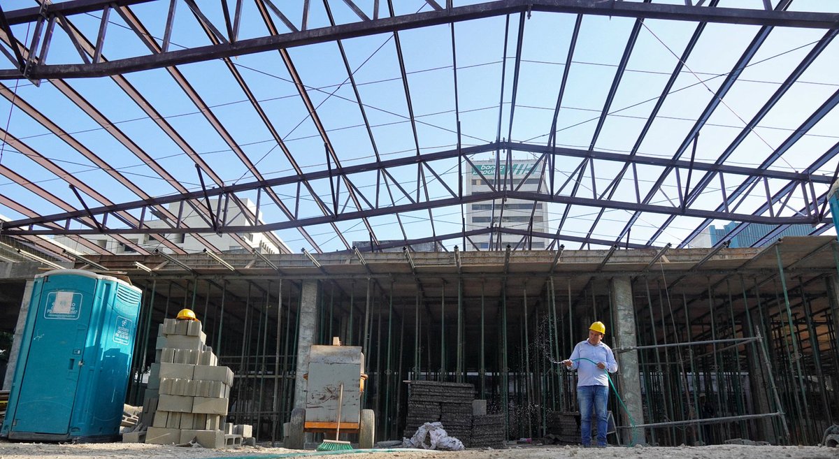 Con 140 locales y 11 cocinas dignas, sigue avanzando el mercado Sredni. En pocos meses, cientos de emprendedores estrenarán puntos de venta allí, en Gran Bazar y Mercado del Río. #SeValeSoñar con una nueva historia para el Centro.