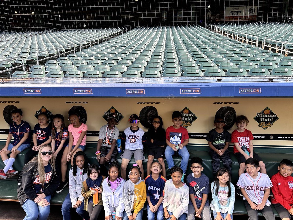 MrsVanderTuig's tweet photo. We had the best time on our field trip to the @astros stadium! 💛🧡💙 Can you believe the grass costs 1 million dollars?!? ⚾️ https://t.co/TVB8xVLhfE