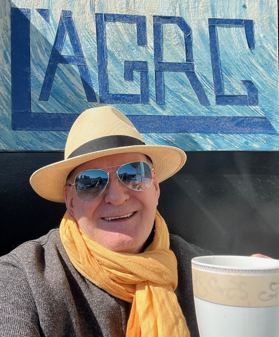 Hier, Pâques, j'avais sorti mon Panama, le chapeau de pailles du printemps... 

Aujourd'hui sur le balcon un petit vent d'Ouest frisquet de 35 KM/H avec des rafales de 35 KM/H... 

J'ai donc coiffé mon chapeau de poils de vison... 
Santé ! #LAGRC L'Agence Grands Reporters Cayens