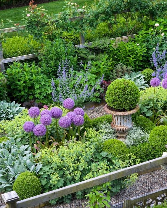 Garden goals! We are loving this beautiful garden. Let us know what you think in the comments below! #garden #gardening #gardenlife #gardendesign #gardeninspiration #gardeningtips #gardenlove #gardenideas