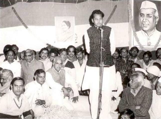 indianhistorypics on X: "Young Congress Leader Ashok Gehlot Speaking In a Party Function https://t.co/CoxcAQAlSE" / X