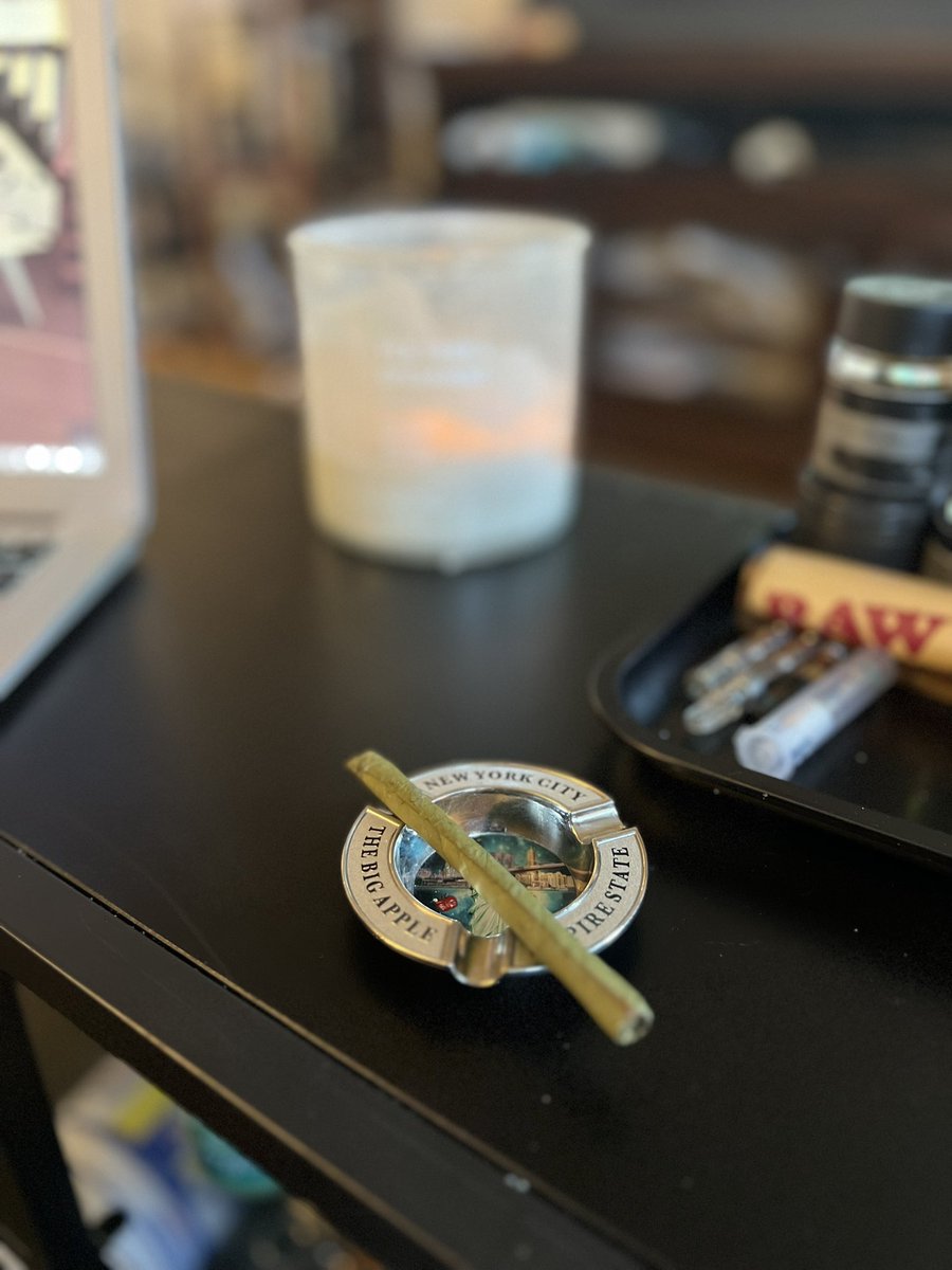 GanjaGodess2890's tweet photo. After dinner blunt
#stonerbabe #timetosmoke #weedlife #cannabiscuttie #follo4folloback #weedfam #CannabisCommunity #munchies #happymonday #raw #blunttime #puffpuffpass #wannahit #letsgetit #pocstoners #blackgirlmagic #onlyfans #onlyfansbabe #onlyfanstoner #smokeweed https://t.co/YDXhBvn202