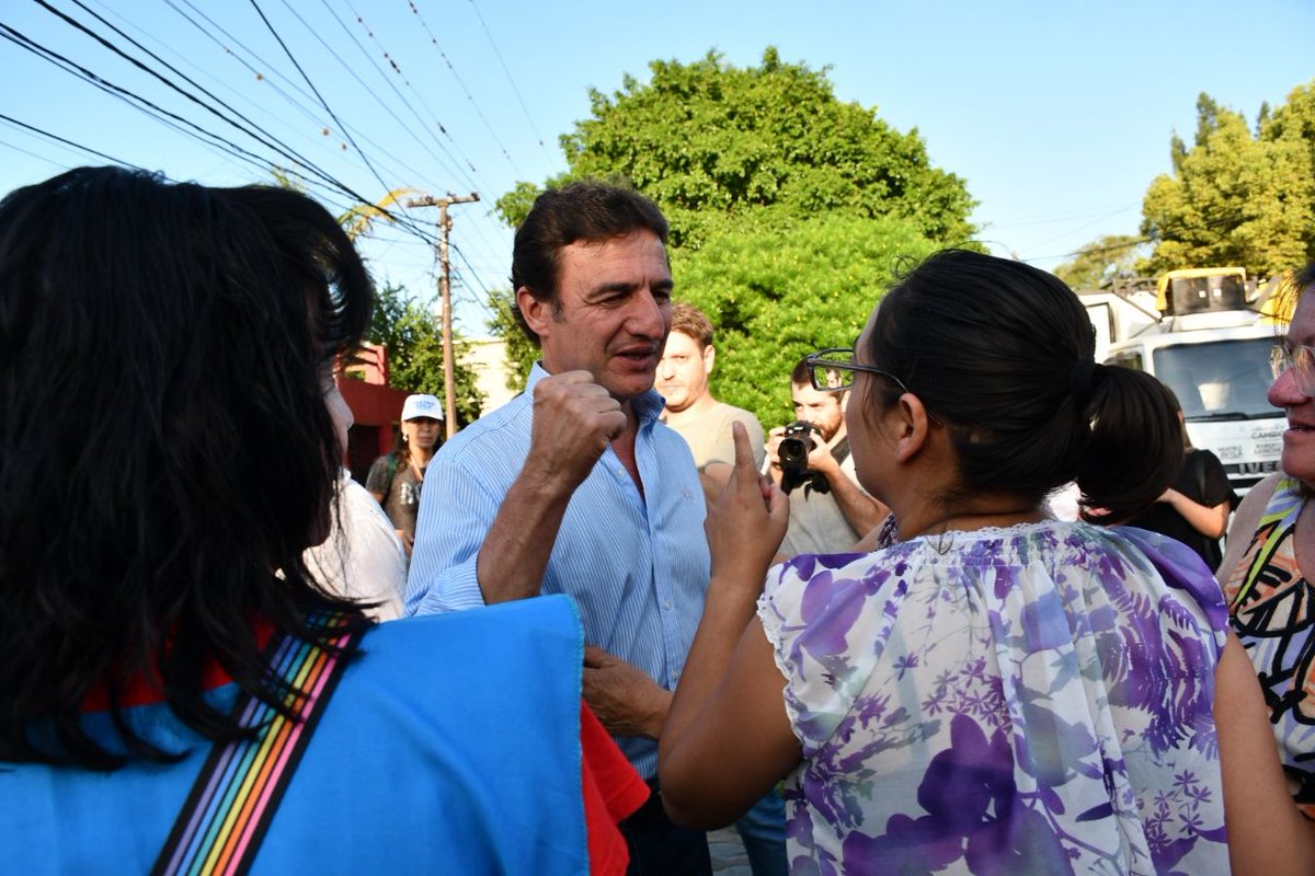 RSanchezOK's tweet photo. Es muy importante acercar las herramientas para combatir el flagelo de la inseguridad. Acompañando la entrega de 300 alarmas vecinales promovida por @cristianpeter2, @beatrizavilaok y @drenriquepedicone  en el Barrio Kennedy en #SMT
#JuntosGanamos #JuntosEsMejor https://t.co/nu0YHINHua