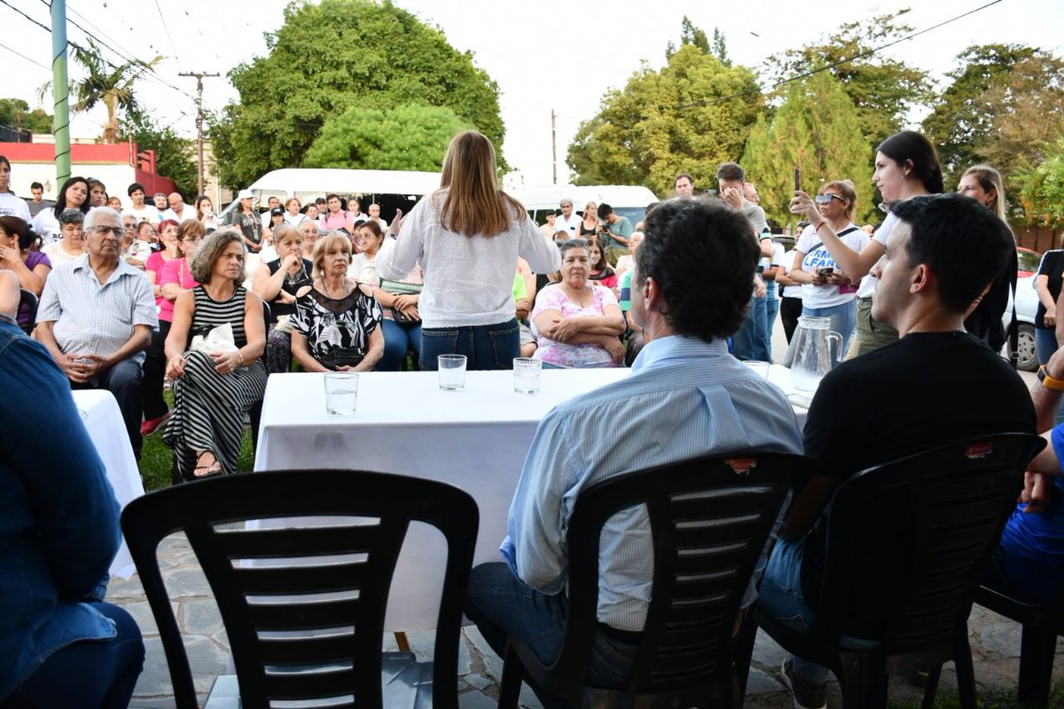 Es muy importante acercar las herramientas para combatir el flagelo de la inseguridad. Acompañando la entrega de 300 alarmas vecinales promovida por <a href="/cristianpeter2/">Cristian Peterson</a>, @beatrizavilaok y @drenriquepedicone  en el Barrio Kennedy en #SMT
#JuntosGanamos #JuntosEsMejor